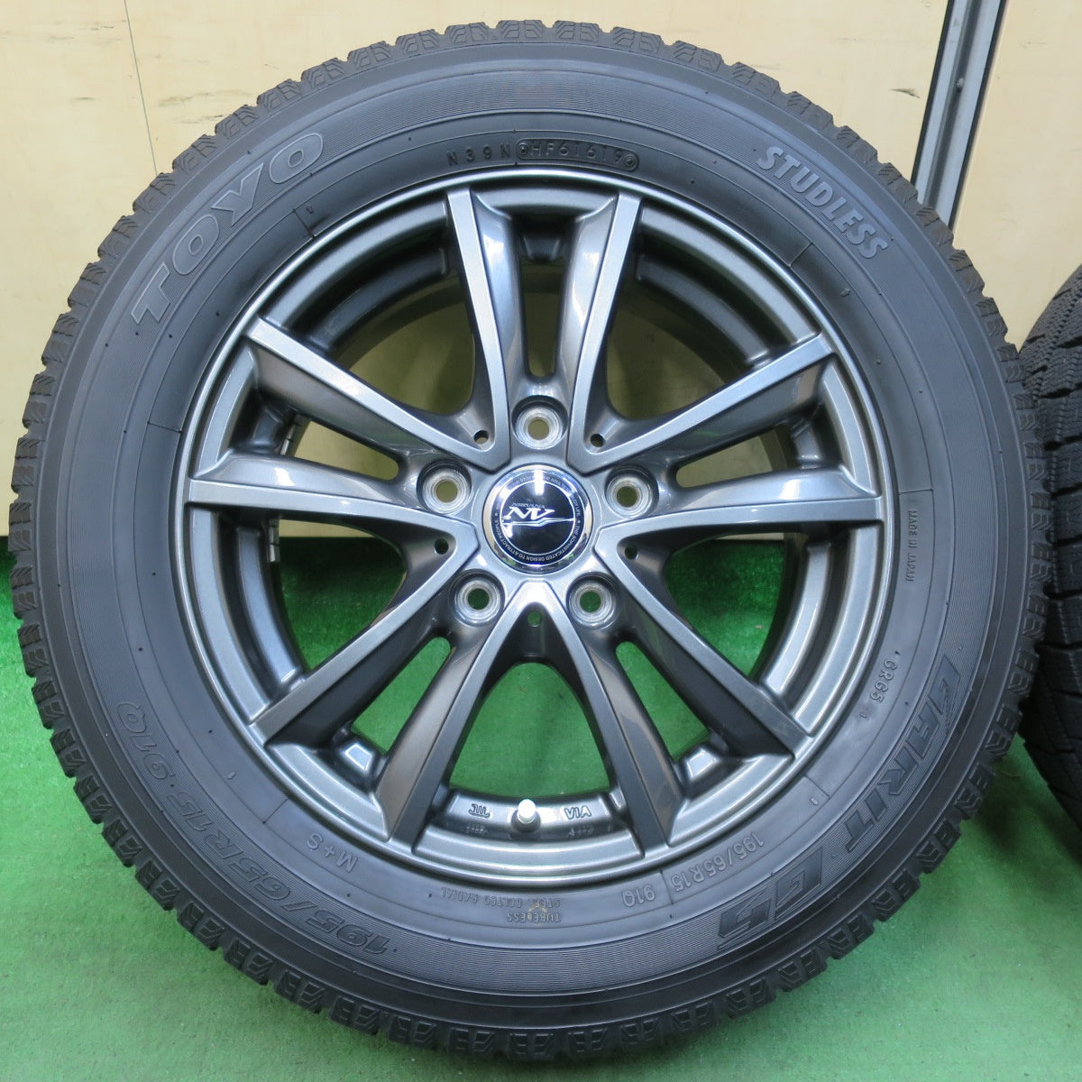 [送料無料] バリ溝！キレイ！9.5分★スタッドレス 195/65R15 トーヨー ガリット G5 NIRVANA NV ニルバーナ ニルヴァーナ 15インチ PCD114.3/5H★4113001イス