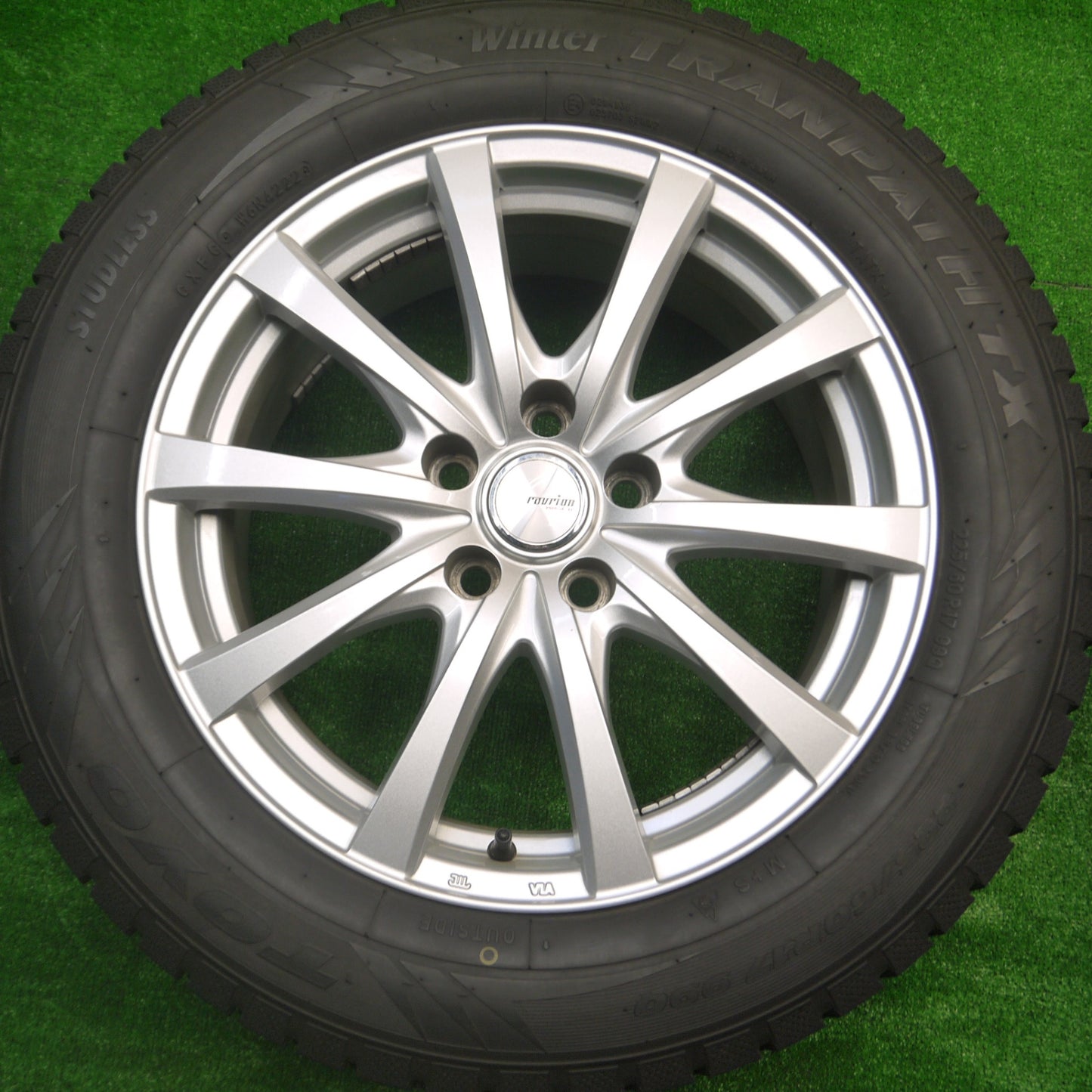 *送料無料* バリ溝！22年！キレイ！9.5分以上★スタッドレス 225/60R17 トーヨー ウインター トランパス TX ravrion RS01 ラブリオン PCD114.3/5H★4080503Hス