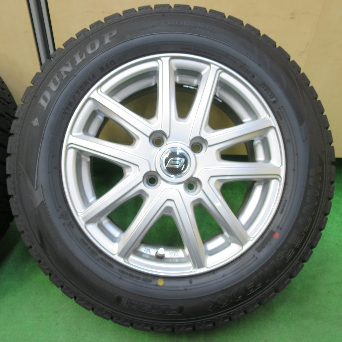 [送料無料] バリ溝！20年！キレイ！9.5分以上★スタッドレス 175/70R14 ダンロップ ウインターマックス WM02 STRANGER ストレンジャー PCD100/4H★4100706イス