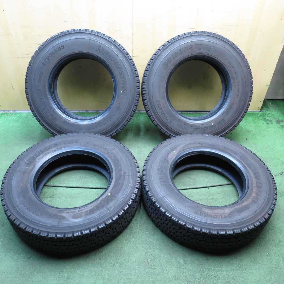 *送料無料* バリ溝！23年！9.5分★トラック タイヤ 225/80R17.5 123/122L スタッドレス ブリヂストン W999 17.5インチ★4032004クスタ