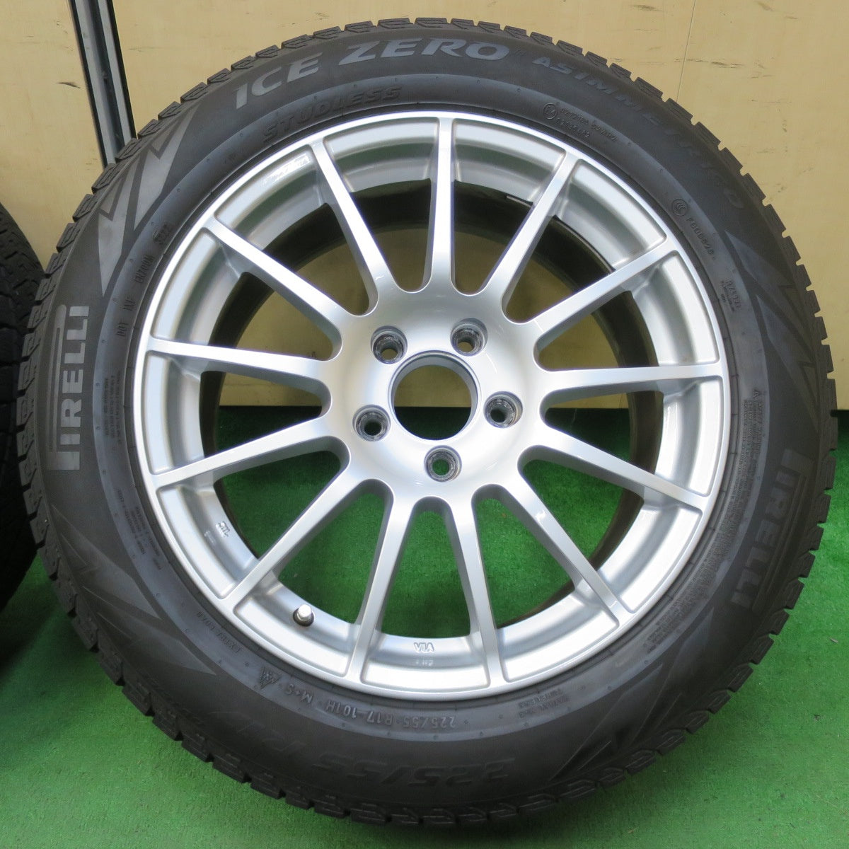 *送料無料* バリ溝！22年！キレイ！9分★ベンツ 等 TAS JAPAN 225/55R17 スタッドレス ピレリ アイスゼロ アシンメトリコ 17インチ PCD112/5H★4071206イス