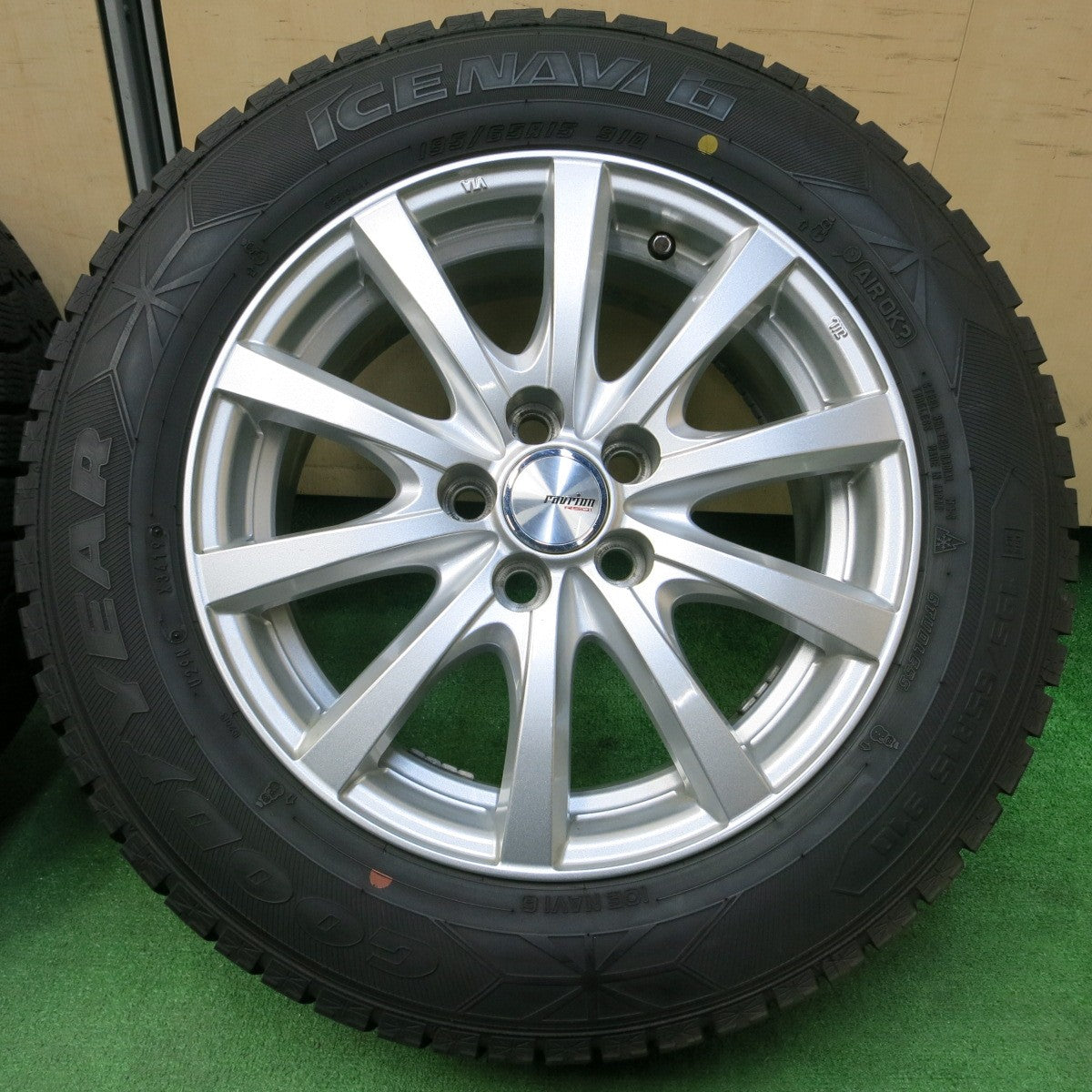 *送料無料* バリ溝！8.5分★プリウス 等 195/65R15 スタッドレス グッドイヤー アイスナビ6 ravrion RS01 ラブリオン PCD100/5H★4041313イス