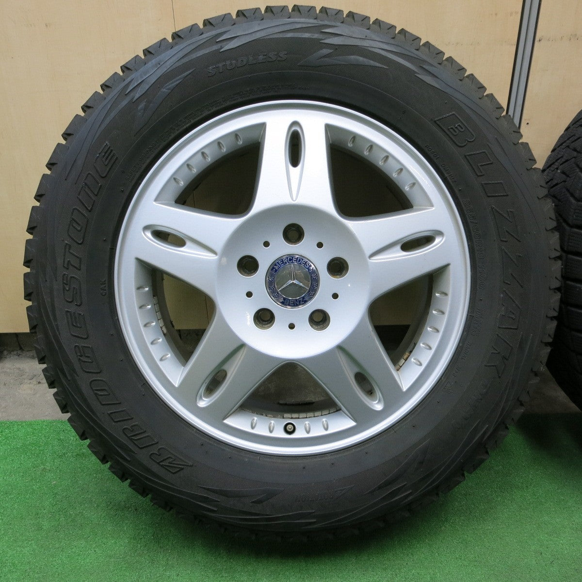 *送料無料* バリ溝！キレイ！9.5分★ベンツ Gクラス ゲレンデ W463 純正 265/60R18 スタッドレス ブリヂストン ブリザック DM-V1 PCD130/5H★4062201ナス