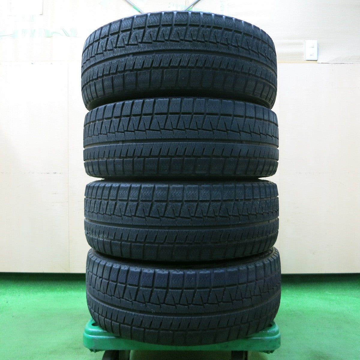 *送料無料* 4本価格★スバル レヴォーグ 純正 225/45R18 スタッドレス ブリヂストン ブリザック REVO GZ  PCD114.3/5H★4052312イス