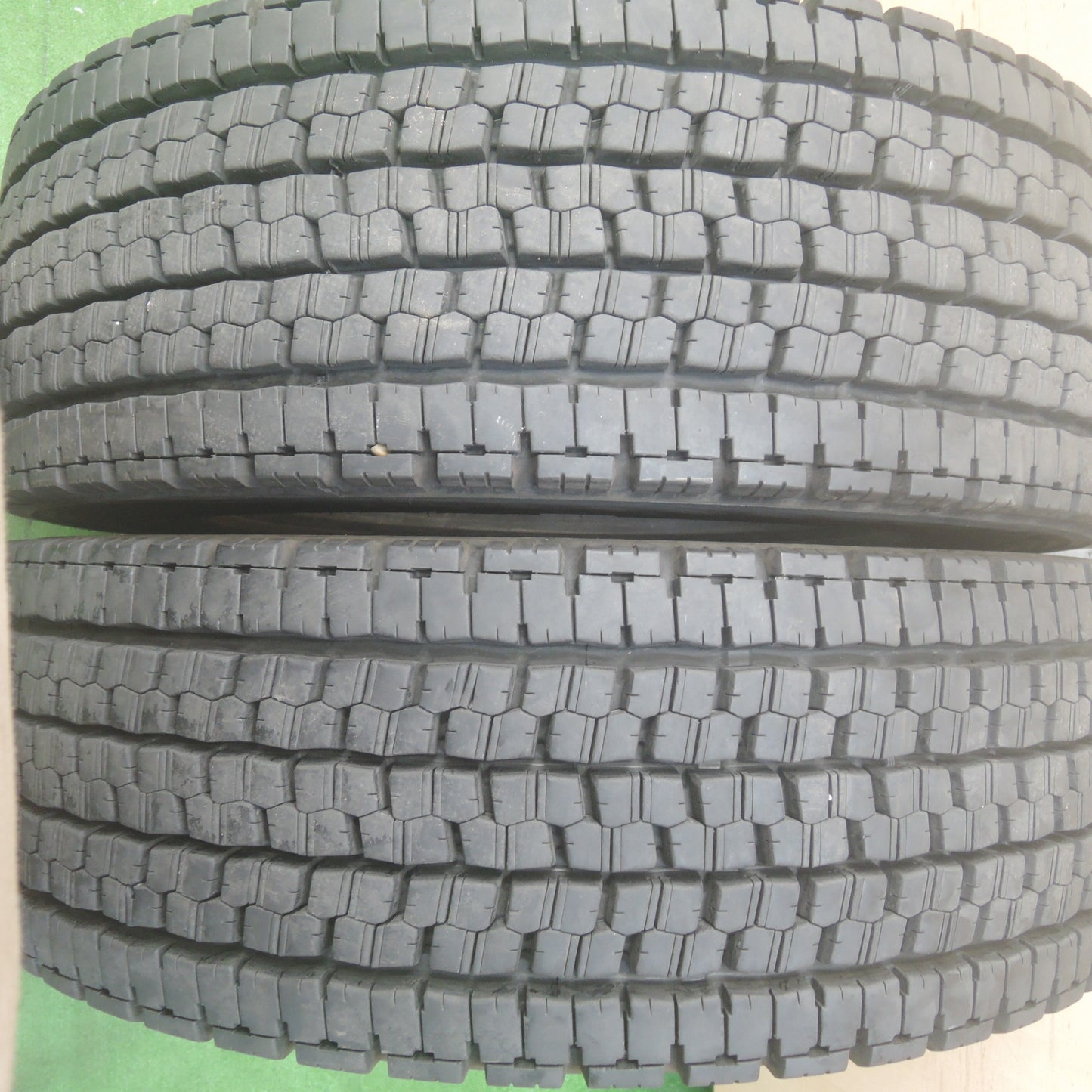 *送料無料* バリ溝！23年！9.5分★トラック タイヤ 245/70R19.5 136/134J スタッドレス ブリヂストン W999 19.5インチ★4042410KMスタ