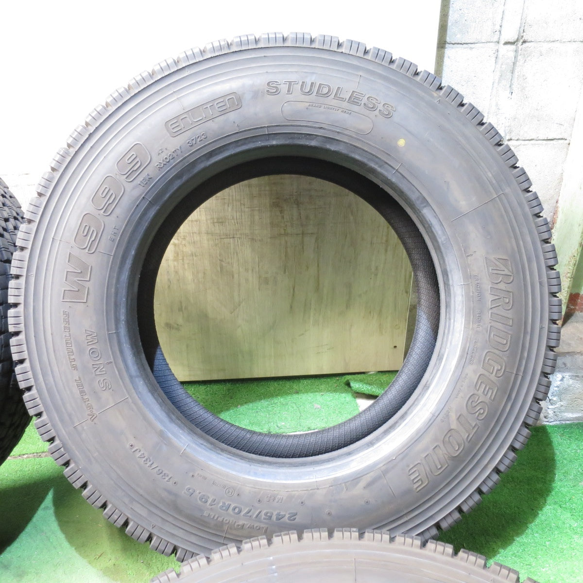 *送料無料* バリ溝！23年！9.5分★トラック タイヤ 245/70R19.5 136/134J スタッドレス ブリヂストン W999 19.5インチ★4052409クスタ