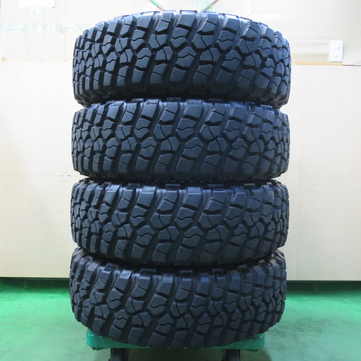 [送料無料] バリ溝！23年！9.5分★255/75R17 111/108Q BFグッドリッチ Mud-Terrain T/A KM2 タイヤ 17インチ ランクル プラド ジープ ラングラー 等★4101105イノタ