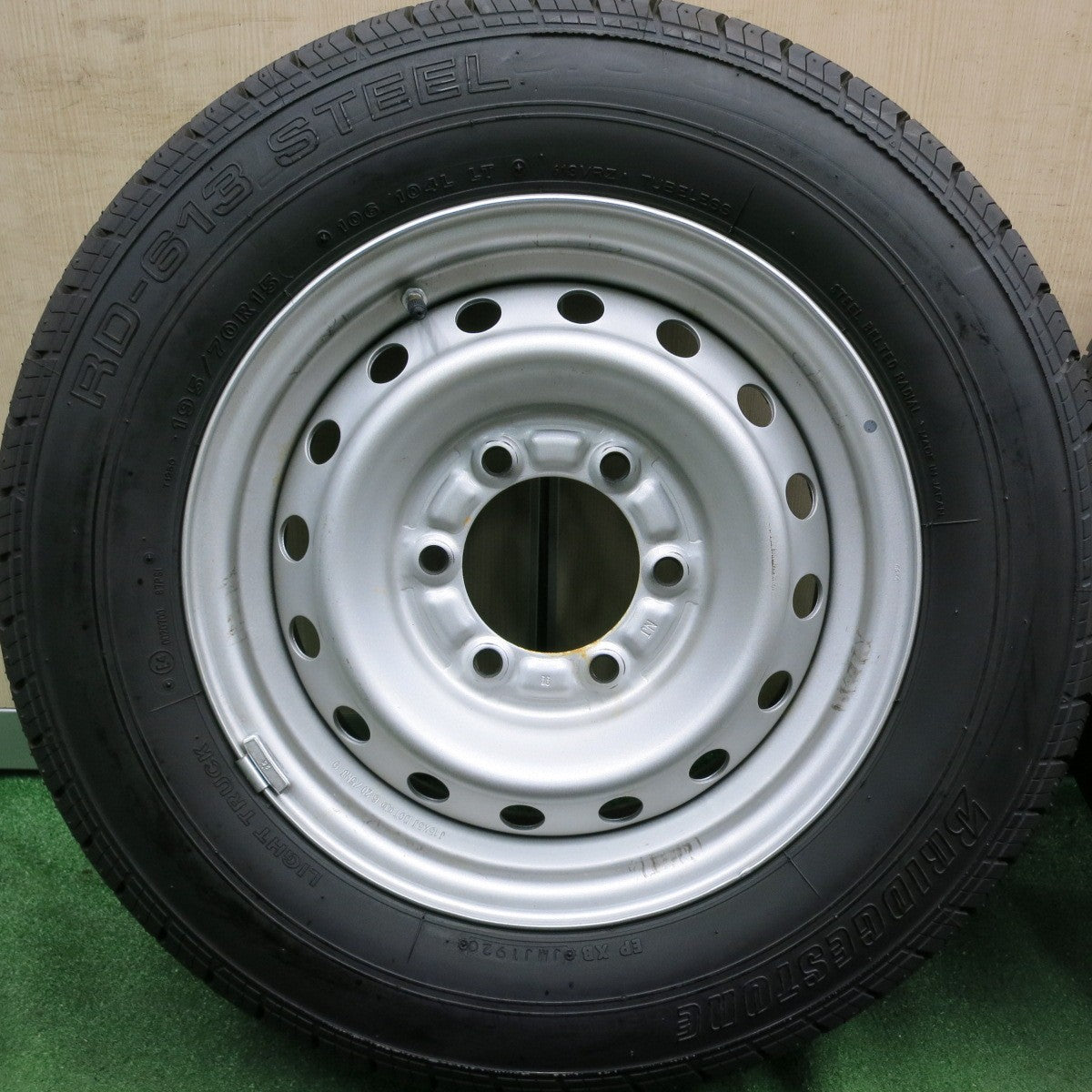 *送料無料* 超バリ溝！20年！新車外し★195/70R15 106/104L ブリヂストン RD-613 STEEL スチール 15インチ PCD139.7/6H カムロード 等★4062803HAノ