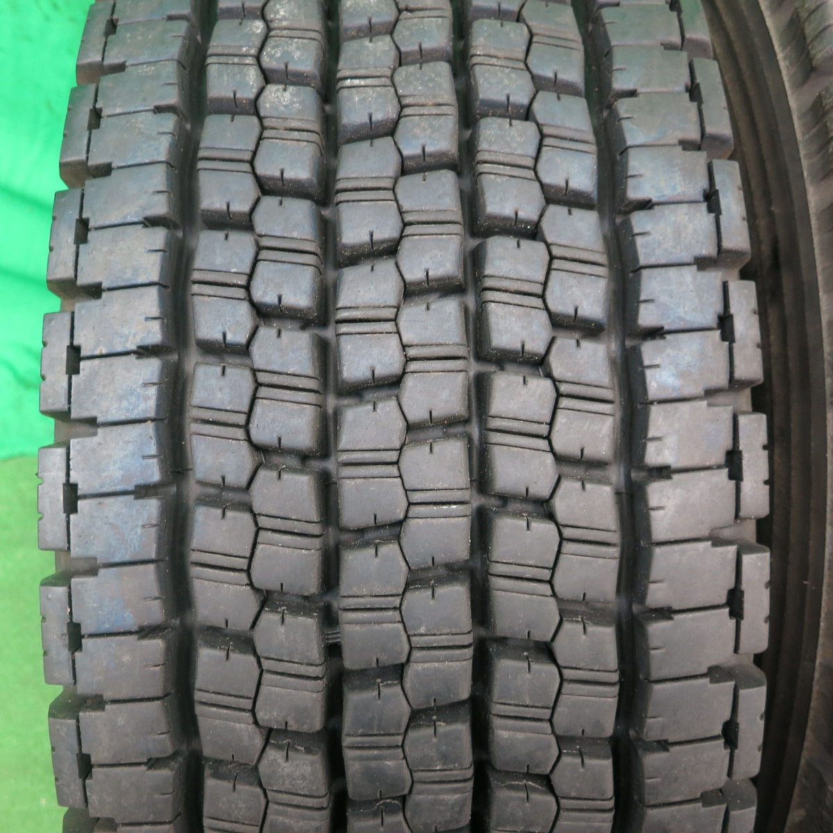 *送料無料* バリ溝！23年！9.5分★トラック タイヤ 245/70R19.5 136/134J スタッドレス ブリヂストン W999 19.5インチ★4052702ナスタ