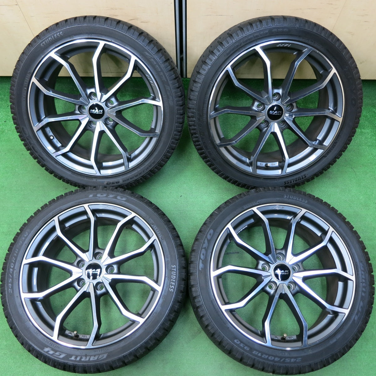 *送料無料* 超バリ溝！ほぼ10分★アウディ等 MAK FF SERIES 245/40R18 スタッドレス トーヨー ガリット G4 18インチ PCD112/5H★4050809イス