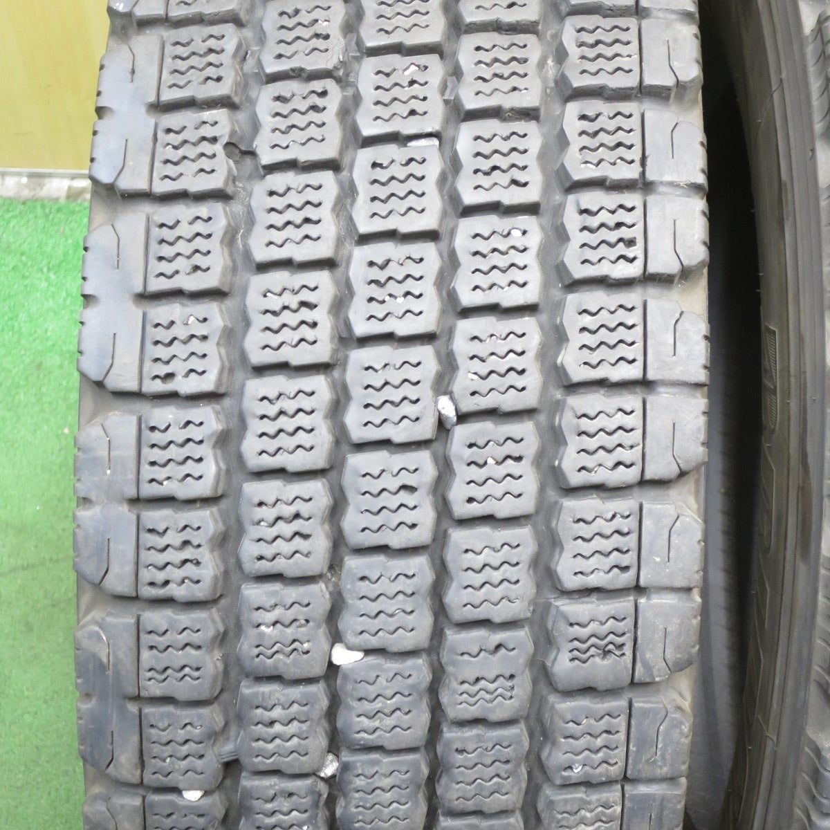 *送料無料* 2本価格！20年★トラック タイヤ 245/70R19.5 136/134J スタッドレス ブリヂストン W910 19.5インチ★4052902クスタ