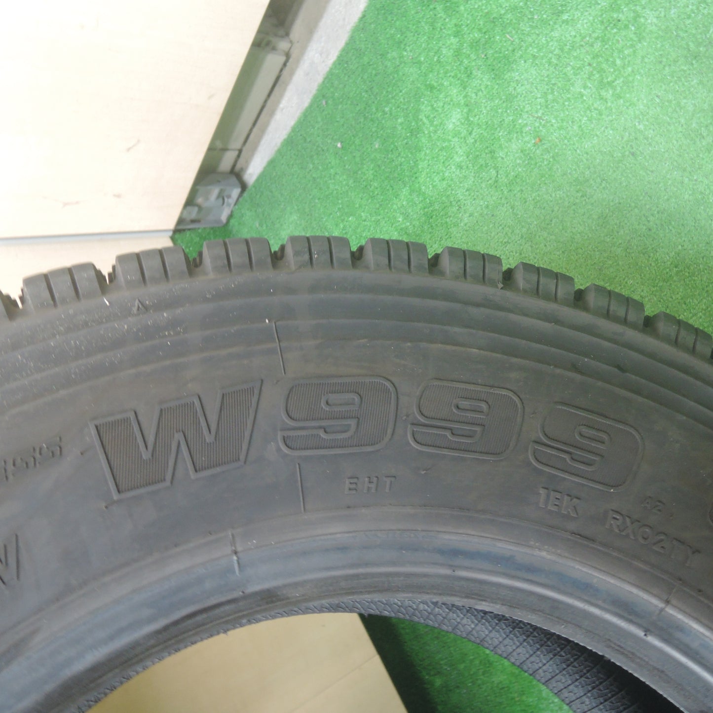 *送料無料* バリ溝！23年！9.5分★トラック タイヤ 245/70R19.5 136/134J スタッドレス ブリヂストン W999 19.5インチ★4042410KMスタ