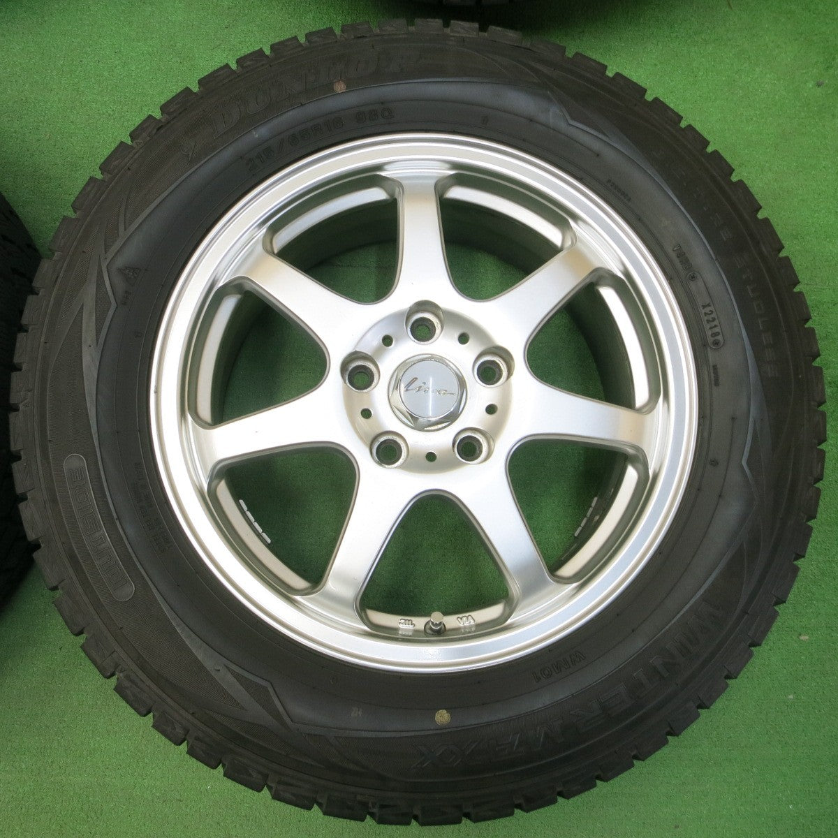 *送料無料* バリ溝！8.5分★スタッドレス 215/65R16 ダンロップ ウインターマックス WM01 Lizea リゼア 16インチ PCD114.3/5H★4042702イス