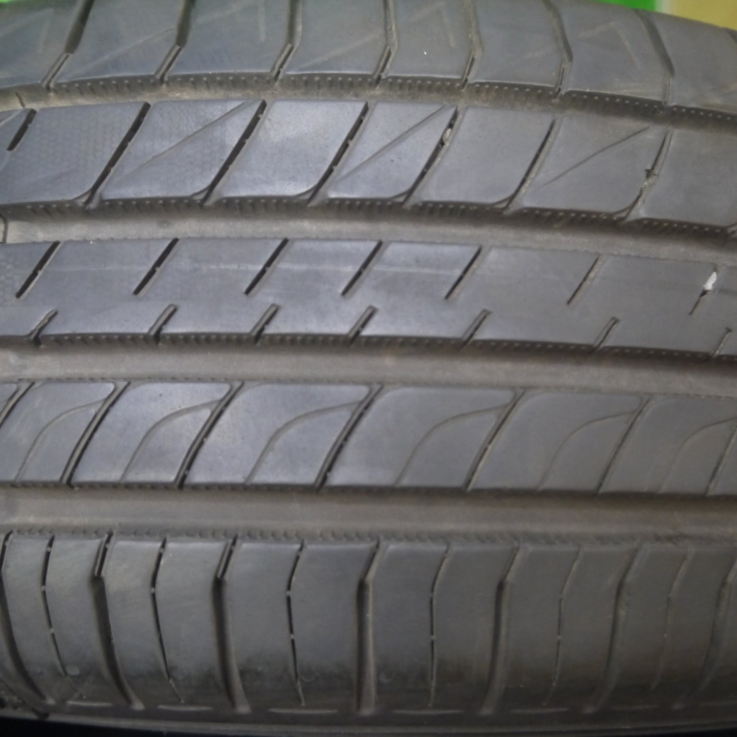 *送料無料* バリ溝！22年！9.5分★175/65R15 ダンロップ LE MANS V ルマン5 タイヤ 15インチ アクア ヴィッツ ノート デミオ スイフト等★4083001Hノタ