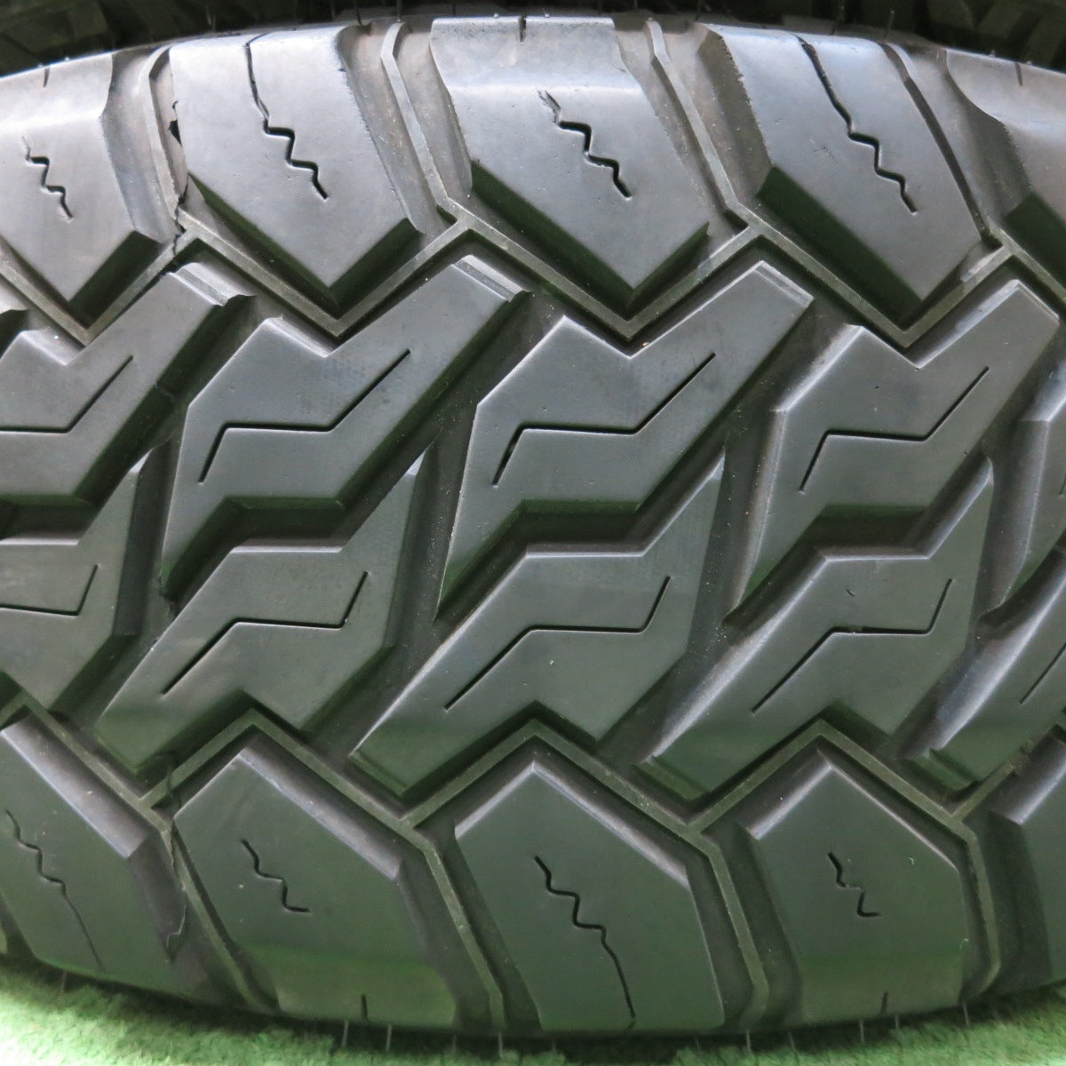 *送料無料* バリ溝！20年！キレイ！9.5分★XD KMC 265/60R18 119/116Q モンスタ MUD WARRIOR ホワイトレター PCD139.7/6H★4031706IMノ