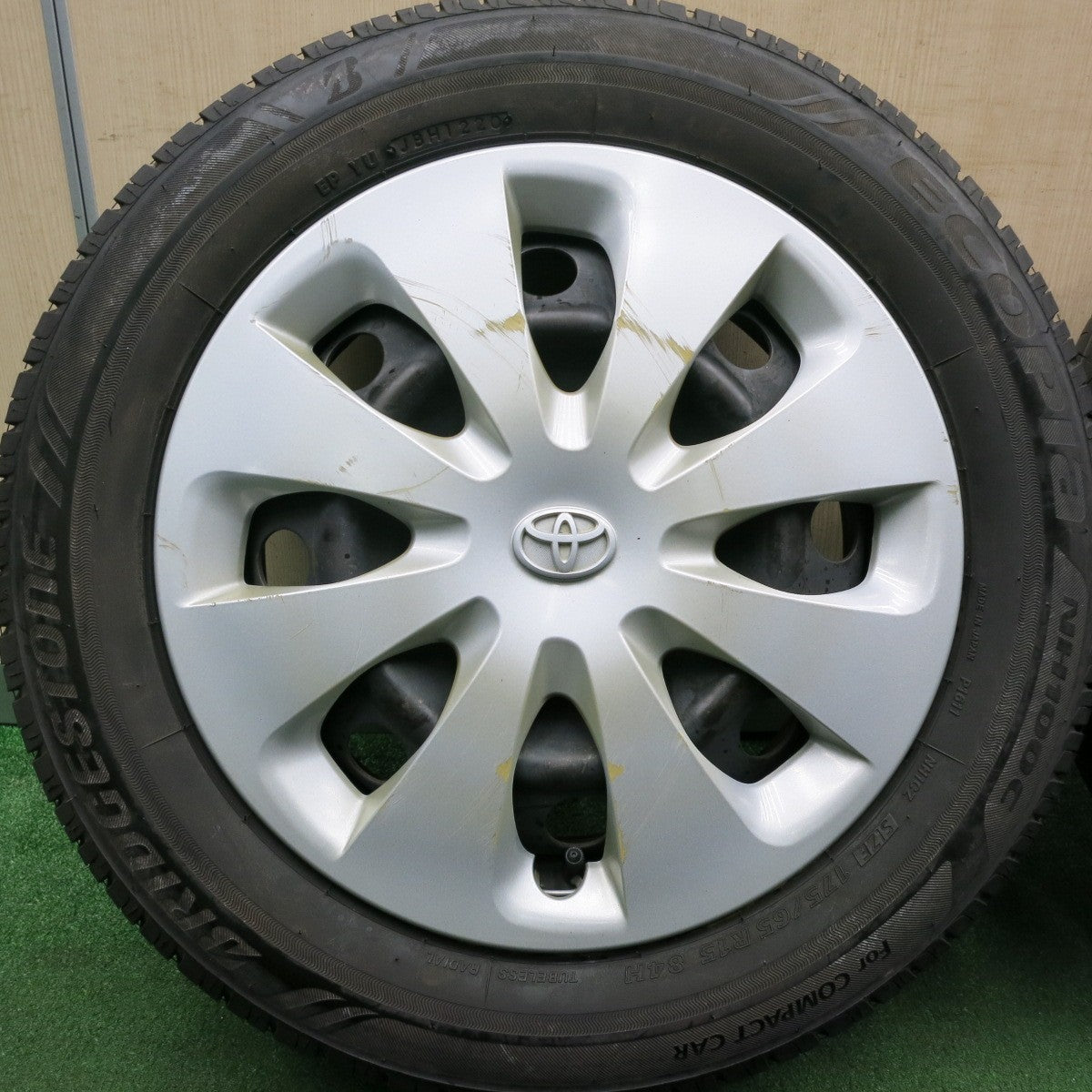 *送料無料* バリ溝！20年！9.5分★トヨタ NHP10 アクア 純正 スチール 175/65R15 ブリヂストン エコピア NH100C 15インチ PCD100/4H★4042907HAノ