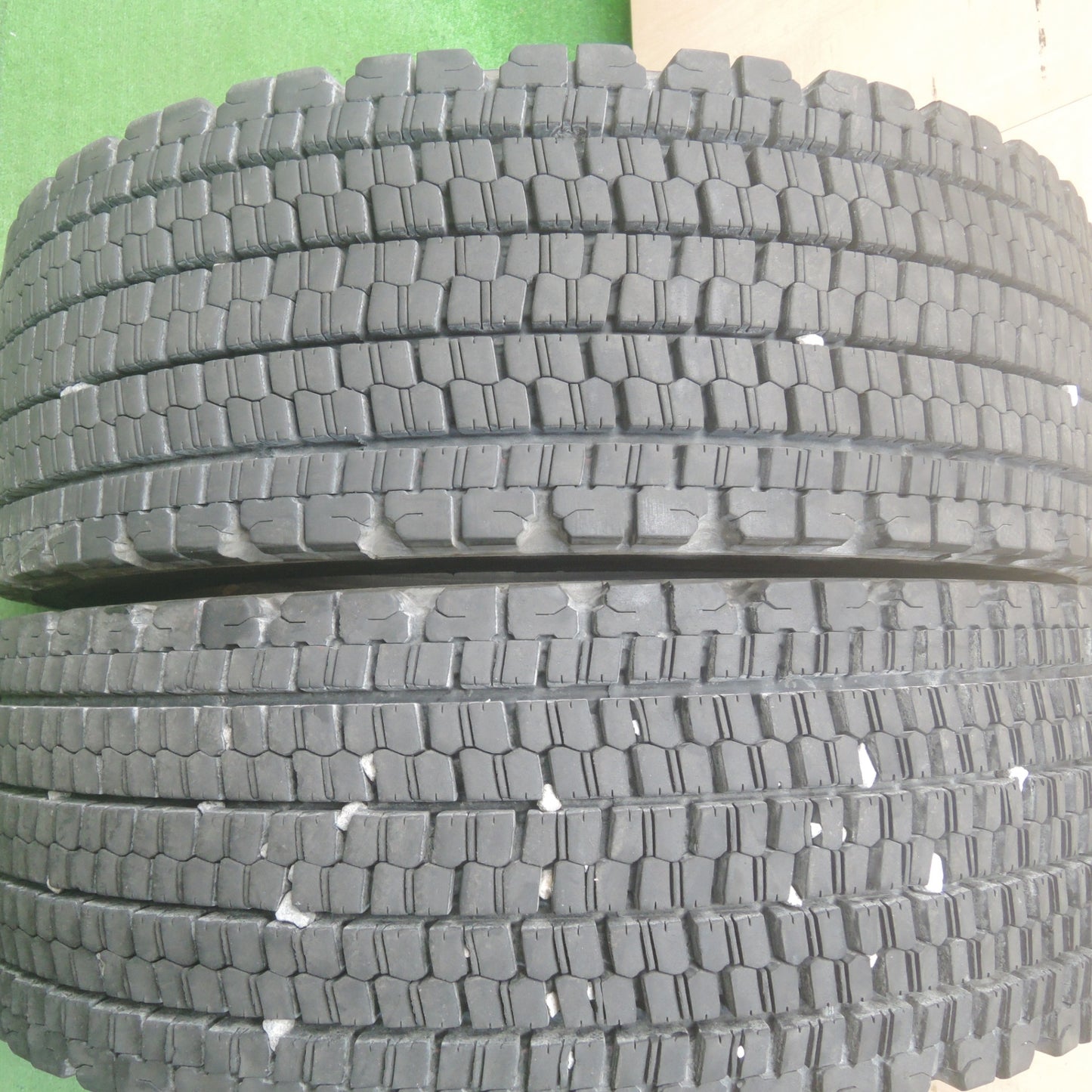 *送料無料* バリ溝！23年！9分★トラック タイヤ 265/70R19.5 140/138J スタッドレス ブリヂストン W900 19.5インチ★4042408KMスタ