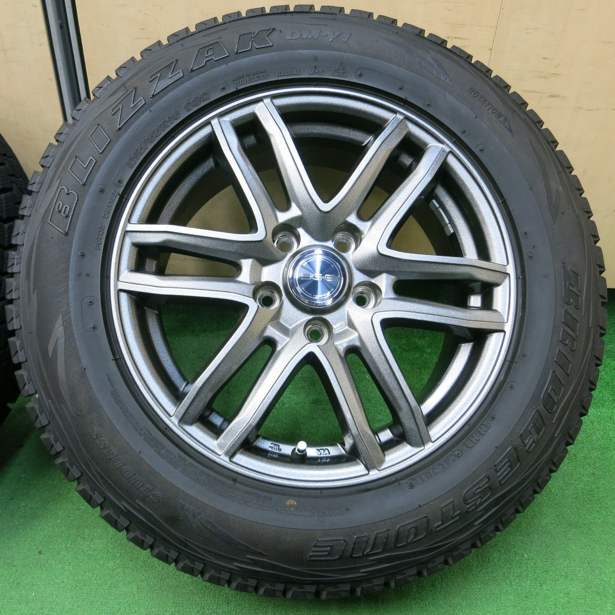 *送料無料* キレイ★スタッドレス 215/65R16 ブリヂストン ブリザック DM-V1 SG-E 16インチ PCD114.3/5H★4042301イス