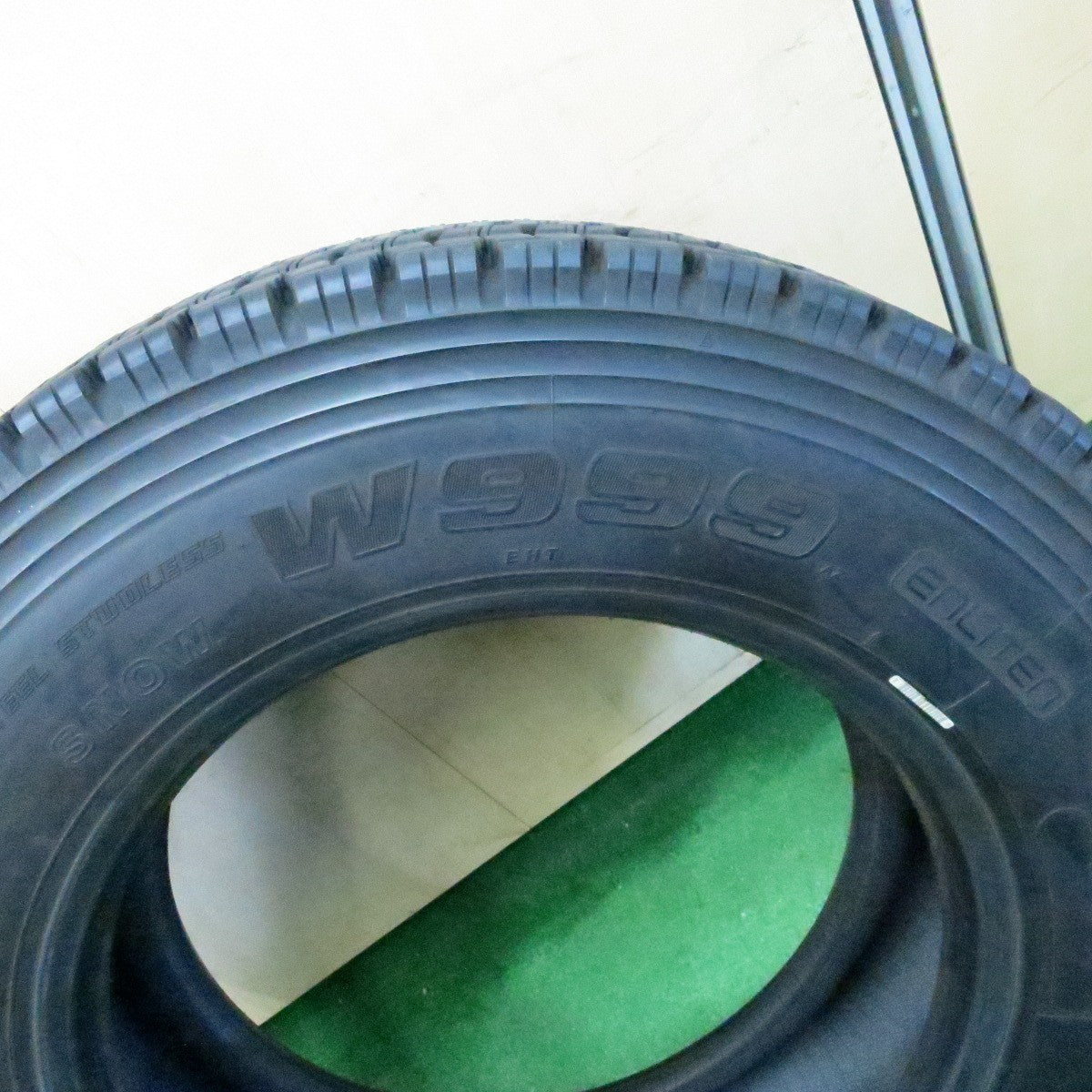 *送料無料* バリ溝！23年！9.5分★トラック タイヤ 245/70R19.5 136/134J スタッドレス ブリヂストン W999 19.5インチ★4050413ナス