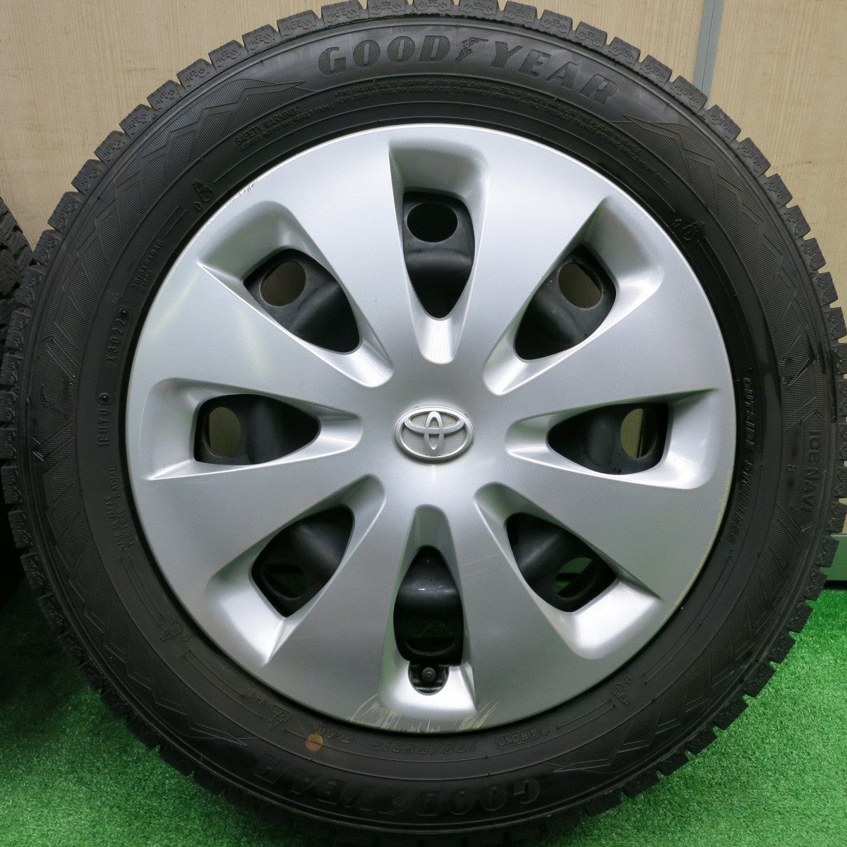 [送料無料] バリ溝！22年！9.5分以上★トヨタ アクア 純正 スチール 175/65R15 スタッドレス グッドイヤー アイスナビ8 15インチ PCD100/4H★4100510HAス