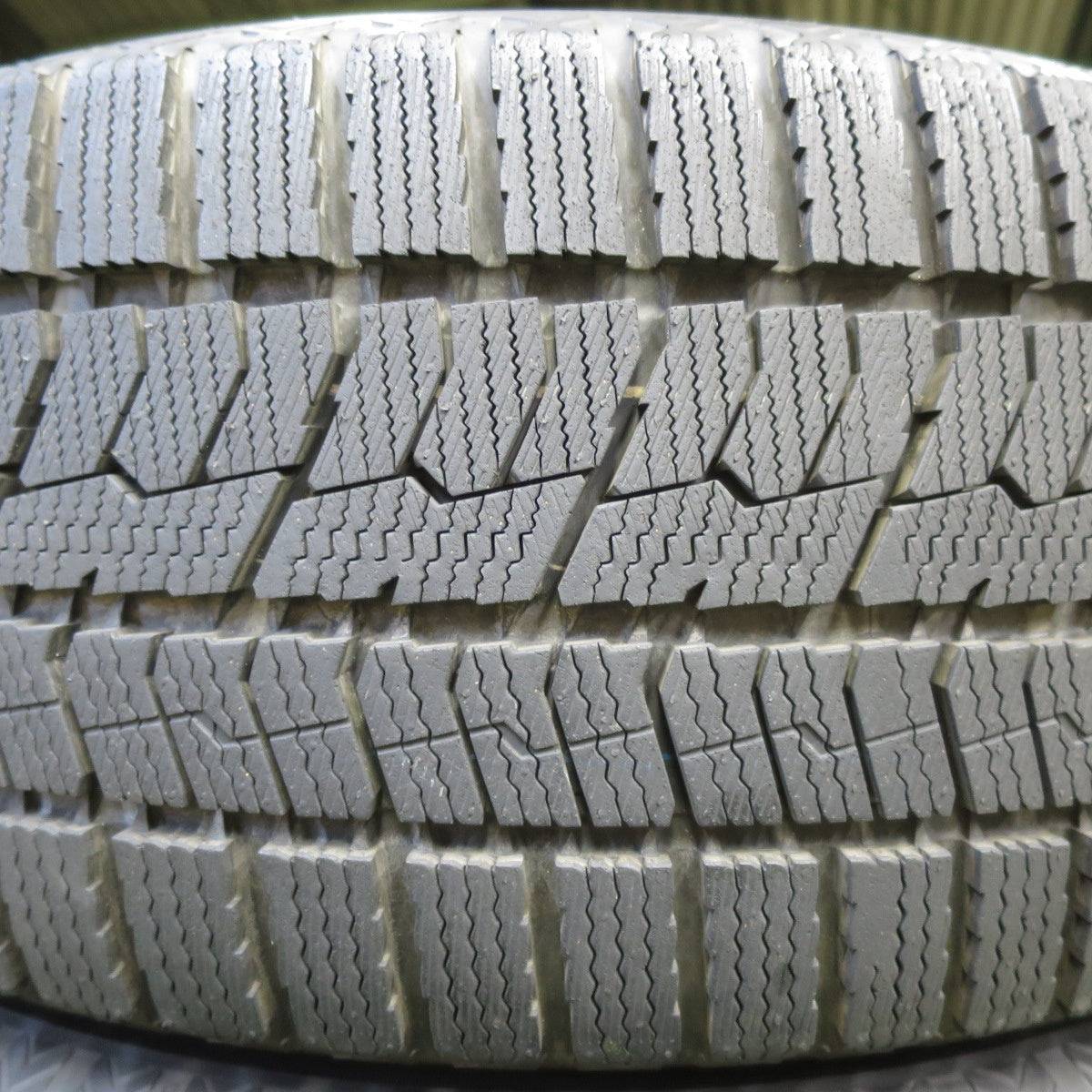 [送料無料] タイヤほぼ未使用！20年！キレイ★スタッドレス 225/55R17 トーヨー オブザーブ GIZ2 Exceeder エクシーダー PCD114.3/5H★4093018イス