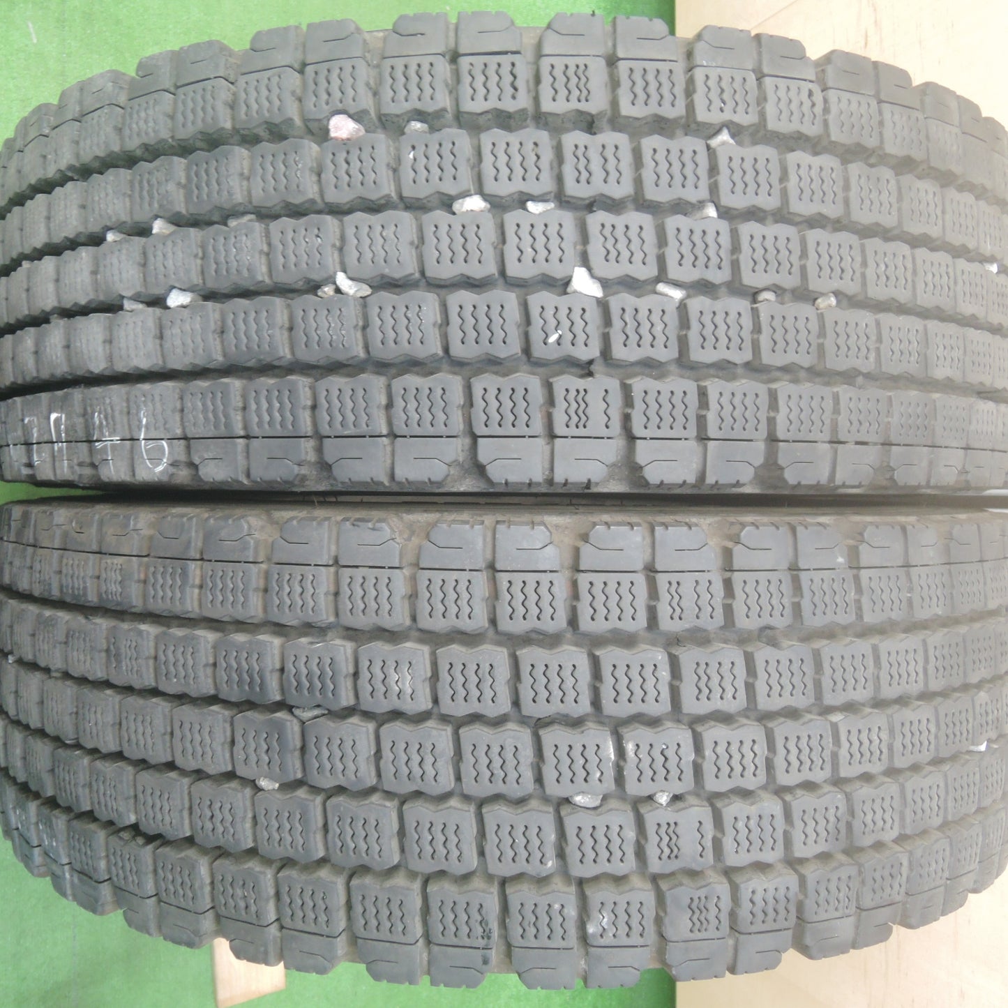 *送料無料* バリ溝！23年！8.5分★トラック タイヤ 265/70R19.5 140/138J スタッドレス ブリヂストン エコピア W911Ⅱ 19.5インチ★4042406KMスタ