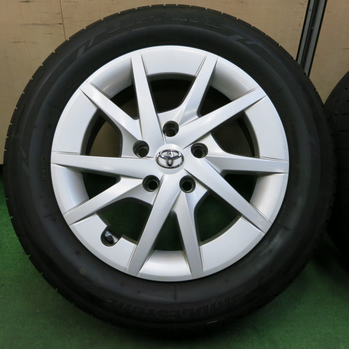 *送料無料* バリ溝！9分★トヨタ プリウスα 純正 205/60R16 ブリヂストン LUFT RV2 16インチ PCD114.3/5H★4050503IMノ