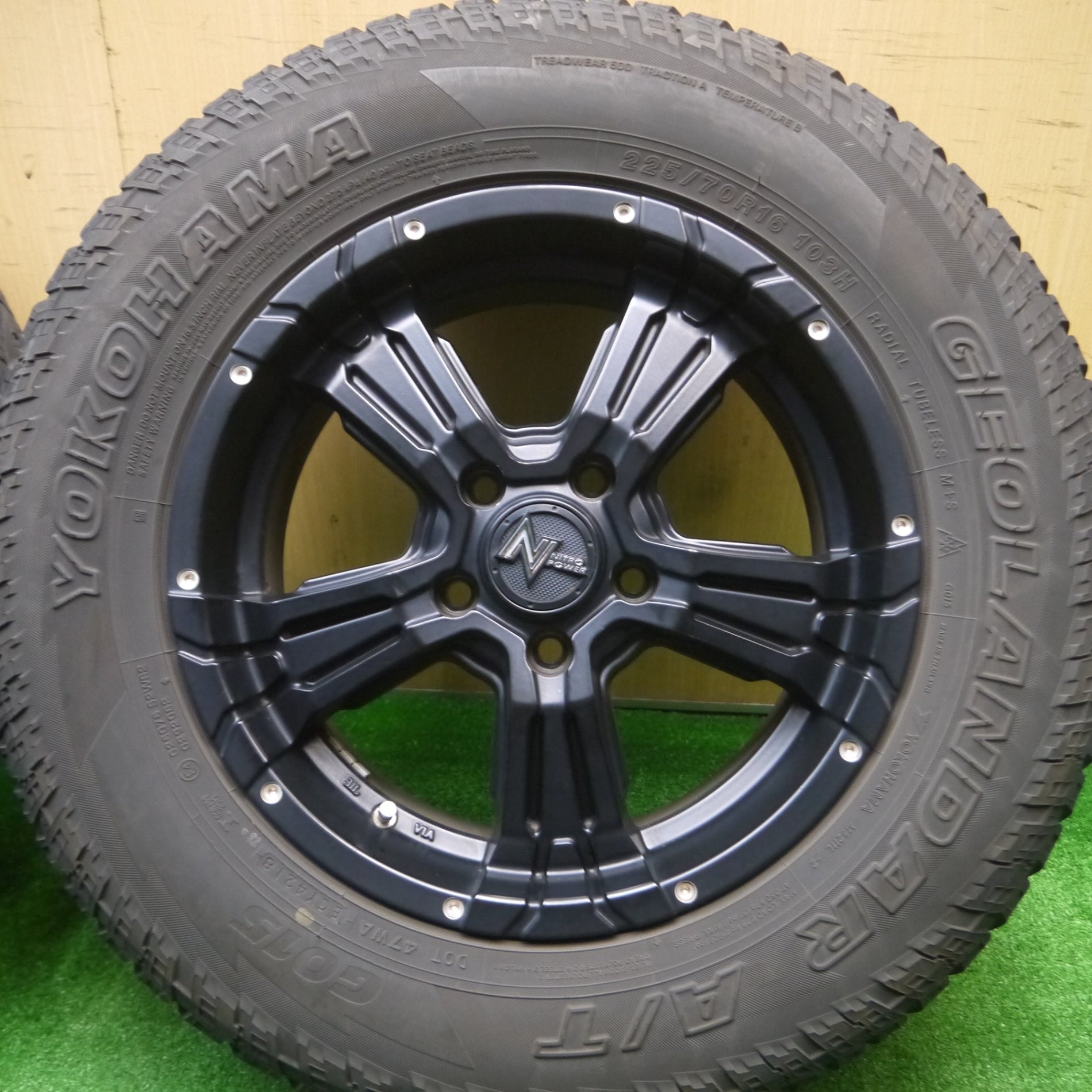 送料無料] キレイ☆NITRO POWER LFM527 CROSS CLAW 225/70R16