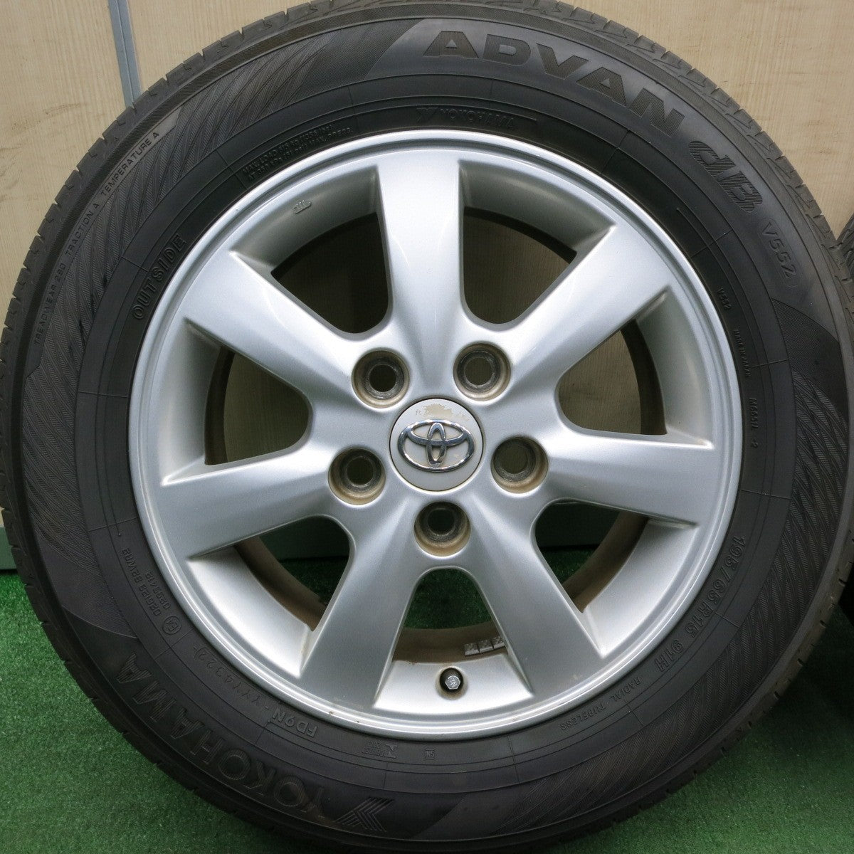 *送料無料* バリ溝！22年！9.5分★トヨタ アイシス 純正 195/65R15 ヨコハマ アドバン dB V552 15インチ PCD114.3/5H★4032404HAノ