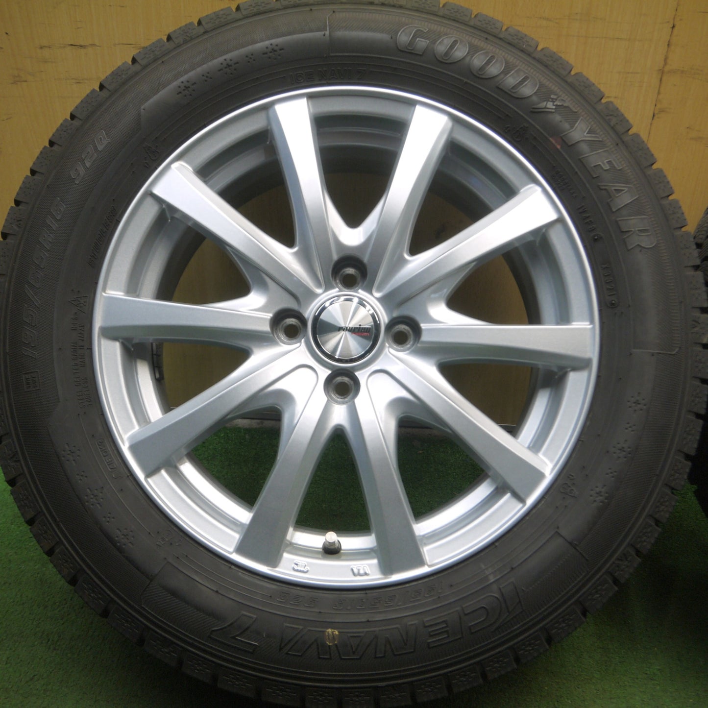 *送料無料* バリ溝！21年！キレイ！9.5分★スタッドレス 195/65R16 グッドイヤー アイスナビ7 ravrion RS01 ラブリオン 16インチ PCD100/4H★4031312Hス