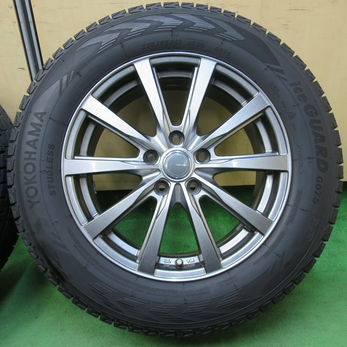 [送料無料] バリ溝！21年！キレイ！9.5分★スタッドレス 225/65R17 ヨコハマ アイスガード G075 GRASS グラス 17インチ PCD114.3/5H★4112706イス