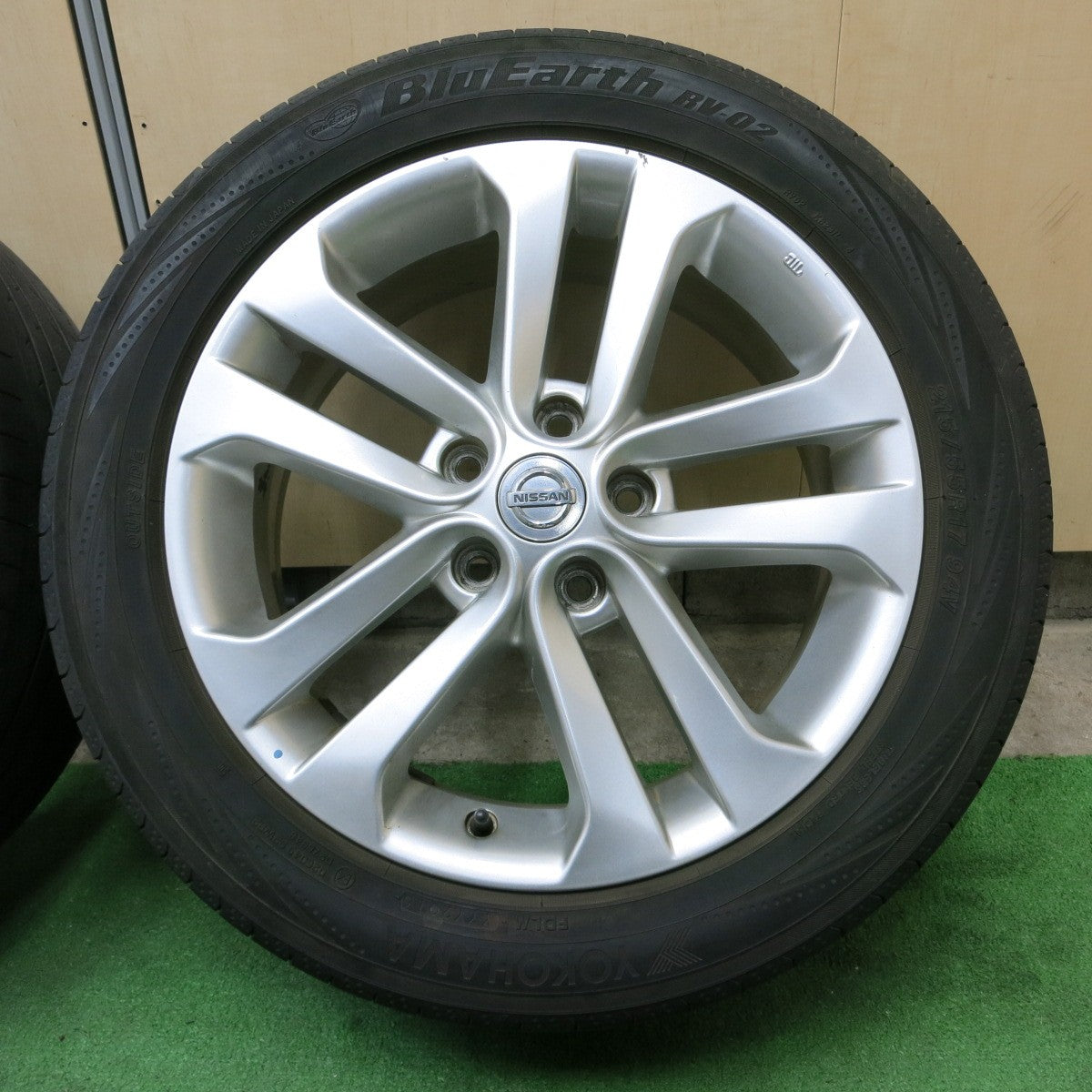 *送料無料* 4本価格★日産 ジューク 純正 215/55R17 ヨコハマ ブルーアース RV-02 17インチ PCD114.3/5H★4060803ナノ