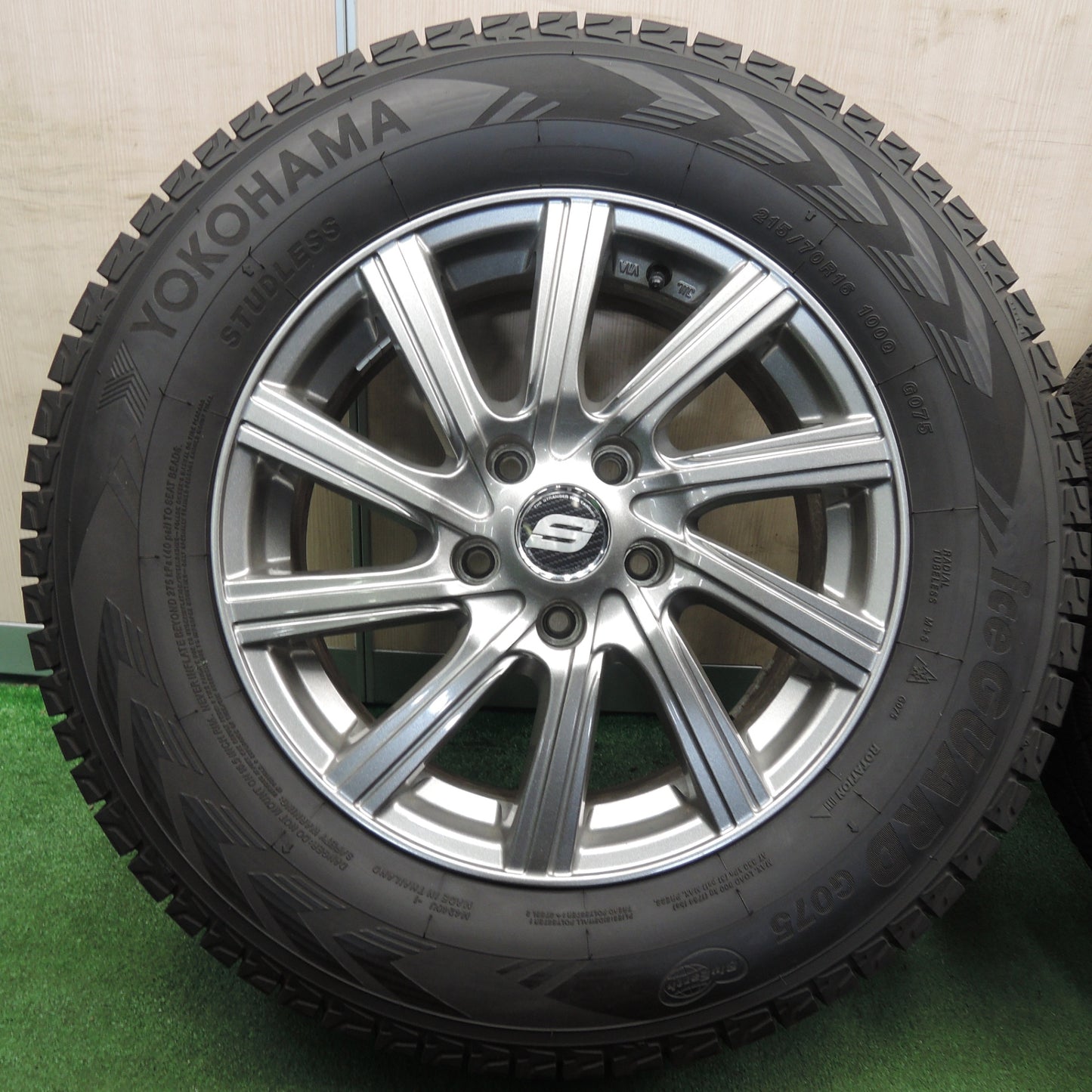 *送料無料* バリ溝！21年！綺麗！9.5分以上★スタッドレス 215/70R16 ヨコハマ アイスガード G075 STRANGER ストレンジャー PCD114.3/5H★4030605TNス