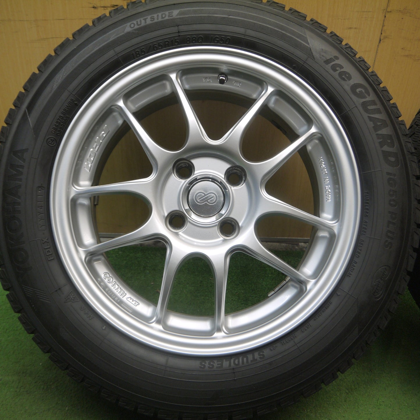 *送料無料* バリ溝！キレイ！9.5分★ENKEI PF01 185/65R15 スタッドレス ヨコハマ アイスガード iG50 プラス エンケイ 15インチ PCD100/4H★4071706Hス