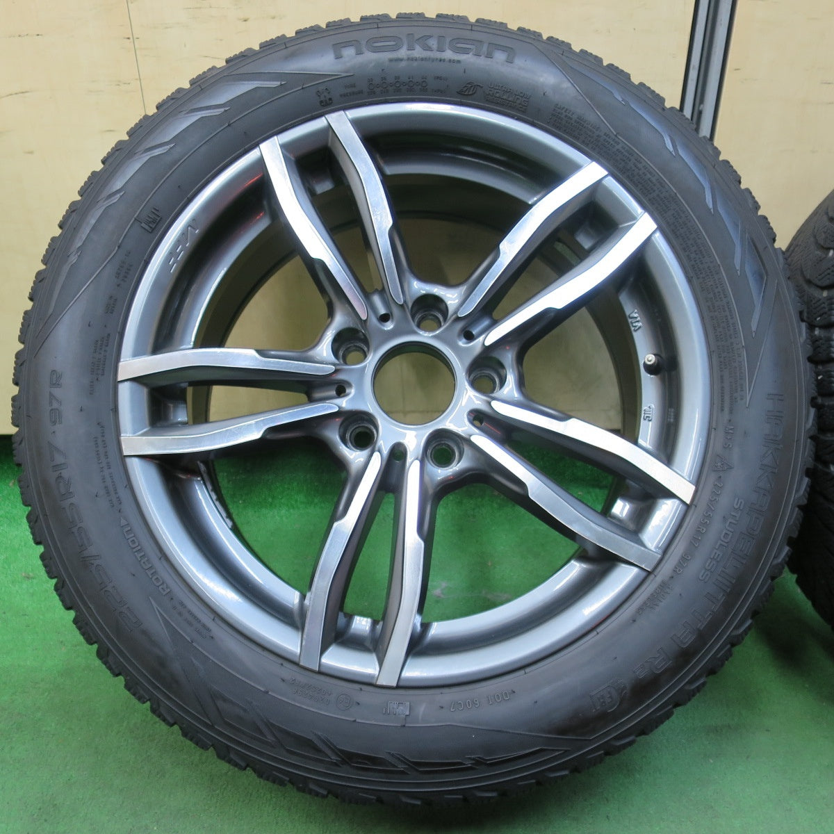 [送料無料] キレイ★BMW 等 MAK MFF 225/55R17 スタッドレス ノキアン ハッカペリッタ R2 FRT 17インチ PCD120/5H★4121409イス