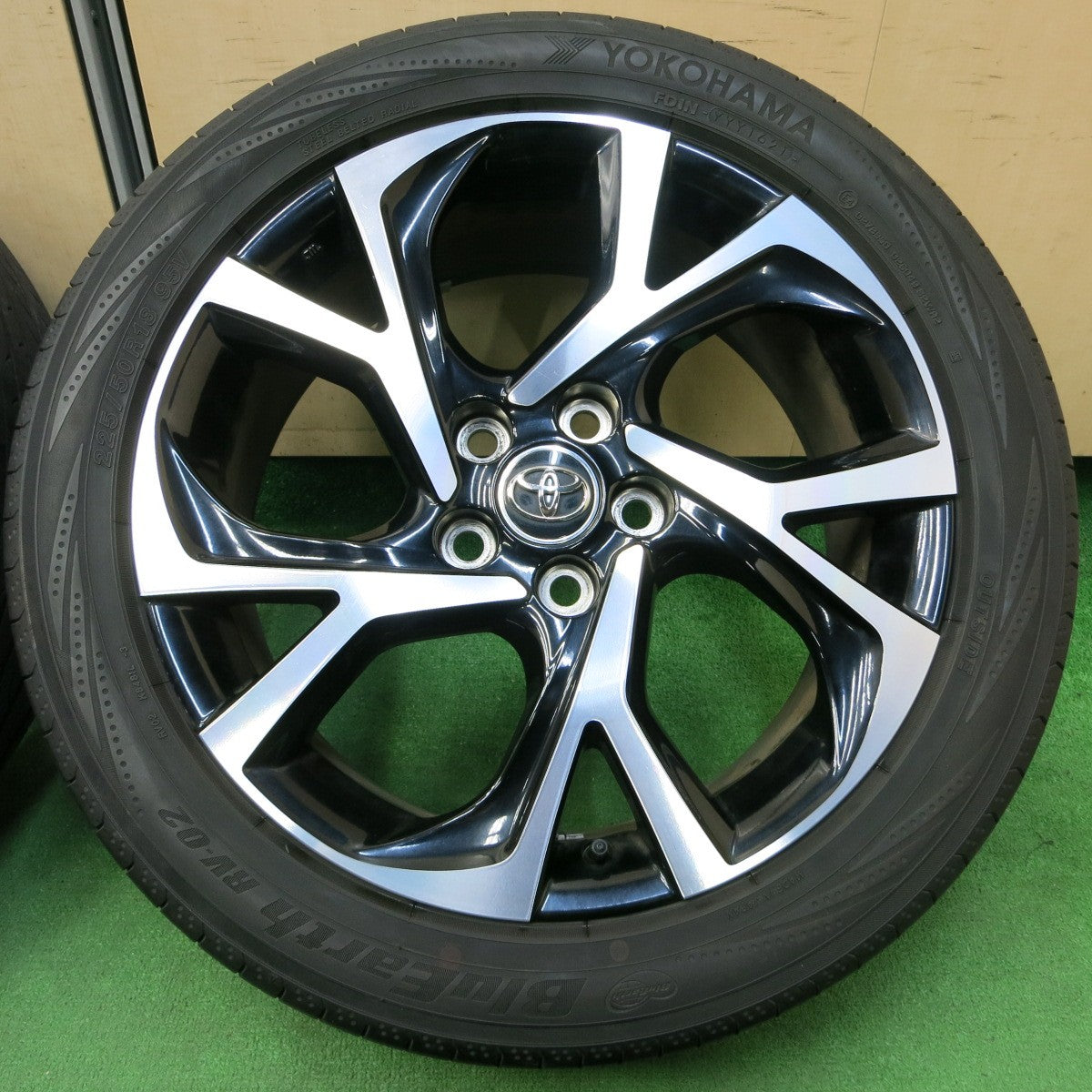 *送料無料* バリ溝！21年！9分★トヨタ C-HR 純正 225/50R18 ヨコハマ ブルーアース RV-02 18インチ PCD114.3/5H CHR★4051202IMノ