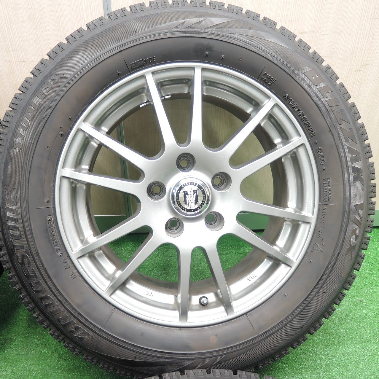 *送料無料* 4本価格★スタッドレス 205/65R16 ブリヂストン ブリザック VRX NIRVANA NV ニルバーナ ニルヴァーナ PCD114.3/5H★3101912TNス