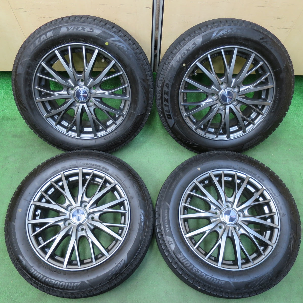 [送料無料] バリ溝！22年！キレイ！9分★シエンタ ラクティス 等 175/65R15 スタッドレス ブリヂストン ブリザック VRX3 ravrion RM01 ラブリオン 15インチ PCD100/5H★5012601IMス