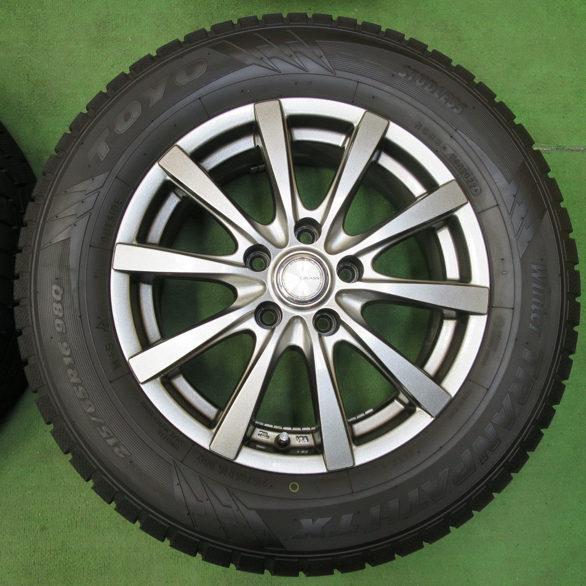 [送料無料] バリ溝！22年！キレイ！9.5分以上★スタッドレス 215/65R16 トーヨー ウインター トランパス TX GRASS グラス 16インチ PCD114.3/5H★4121206イス