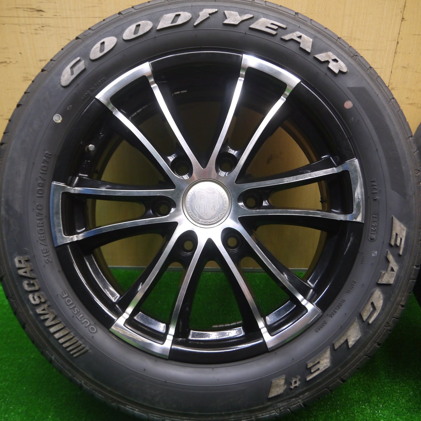 *送料無料* バリ溝！21年！キレイ！9分★ハイエース 等 PERFORMANCE 215/60R17 グッドイヤー イーグル#1 ナスカー ホワイトレター  PCD139.7/6H★4080506Hノ