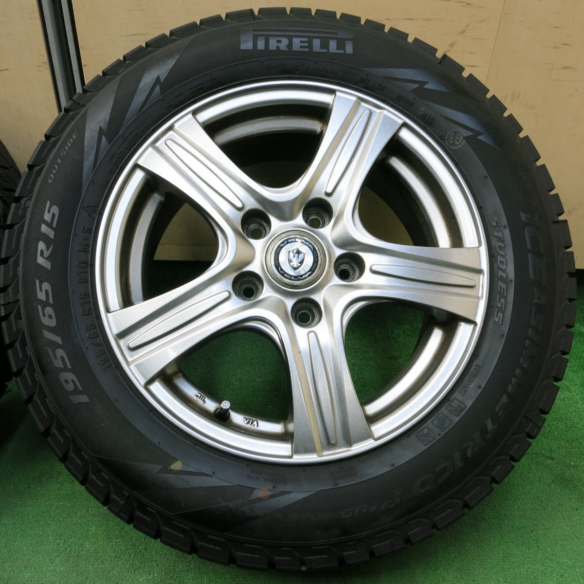 *送料無料* バリ溝！キレイ！9.5分以上★スタッドレス 195/65R15 ピレリ アイスアシンメトリコ プラス VELVA ヴェルヴァ 15インチ PCD114.3/5H★4051705イス