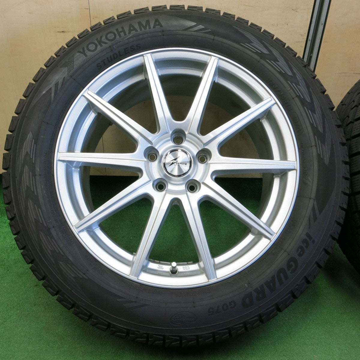 *送料無料* バリ溝！21年！キレイ！9.5分★スタッドレス 235/60R18 ヨコハマ アイスガード G075 ZEPHYR ゼファー 18インチ PCD114.3/5H★4051404イス