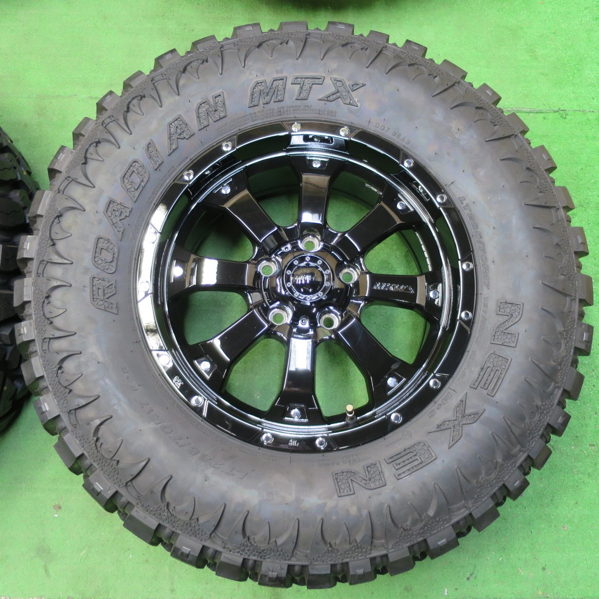 *送料無料* ほぼ未使用！22年★ジープ ラングラー 等 MKW MK-46 285/70R17 ネクセン ROADIAN MTX 17インチ PCD127/5H★4081301イノ