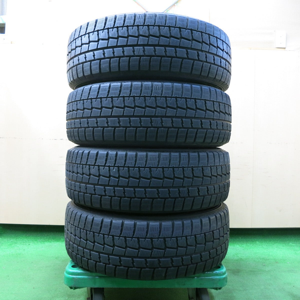 *送料無料* バリ溝！8.5分★スタッドレス 215/60R17 ダンロップ ウインターマックス WM01 PRD V7 17インチ PCD114.3/5H★4050802イス