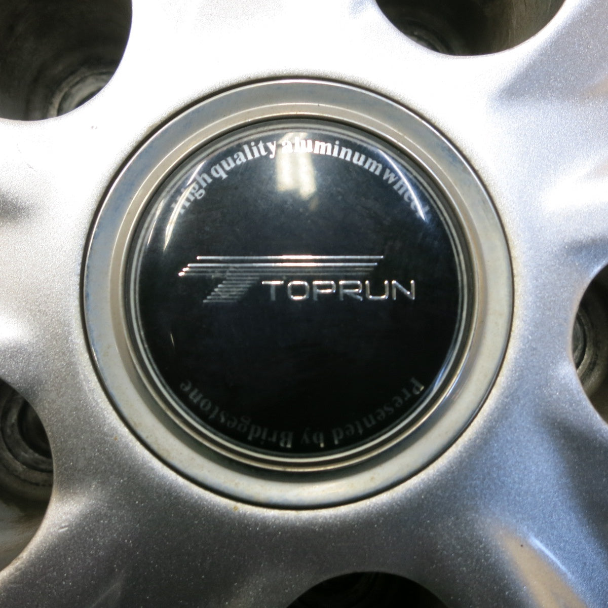 送料無料* バリ溝！22年！8.5分☆スタッドレス 215/60R16