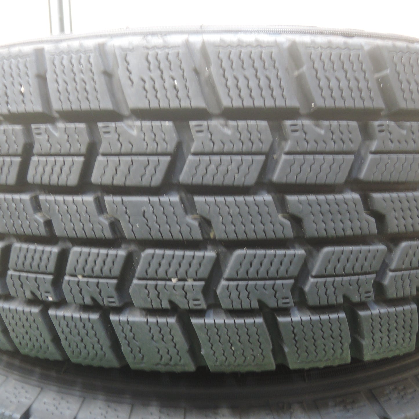 *送料無料* バリ溝！22年！キレイ！9.5分★スタッドレス 175/70R14 グッドイヤー アイスナビ7 Strategy ストラテジー 14インチ PCD100/4H★4070405SYス