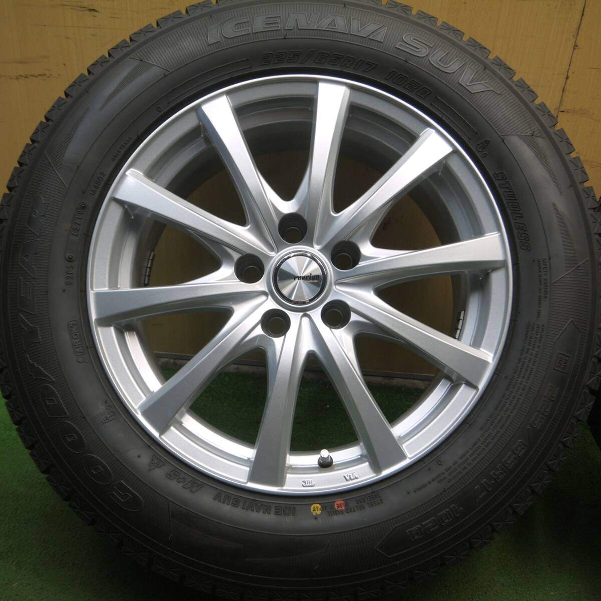 超バリ溝！キレイ！9.5分以上★スタッドレス 225/65R17 グッドイヤー アイスナビ SUV ravrion RS01 PCD114.3/5H★4040110Hス