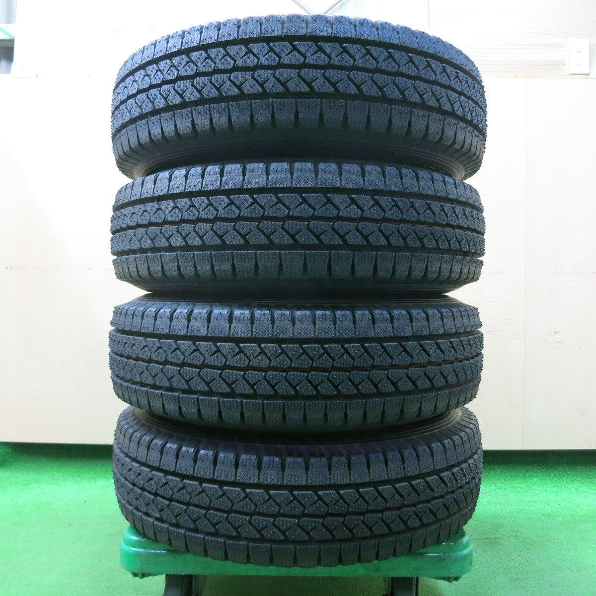 *送料無料* 超バリ溝！ほぼ10分★ハイエース等 195/80R15 スタッドレス ブリヂストン ブリザック VL1 スチール ホイール 15インチ PCD139.7/6H★4042405イス