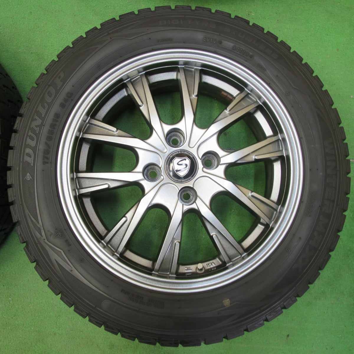 [送料無料] バリ溝！キレイ！8.5分★スタッドレス 175/65R15 ダンロップ ウインターマックス WM01 STRANGER ストレンジャー 15インチ PCD100/4H★4100705イス