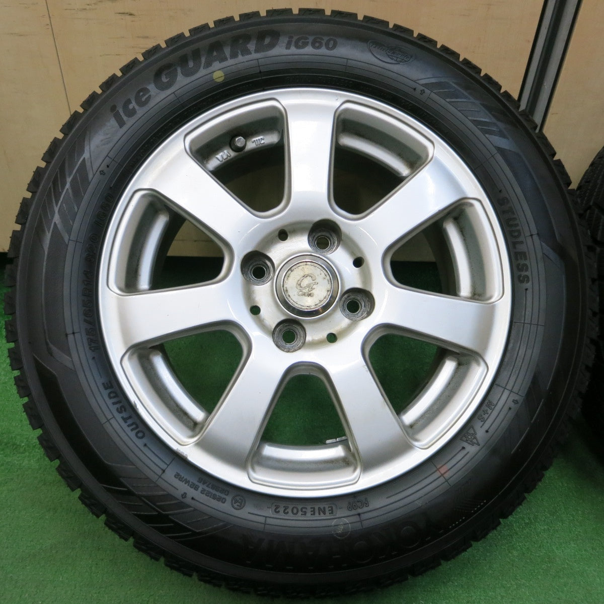 *送料無料* バリ溝！22年！ほぼ10分★スタッドレス 175/65R14 ヨコハマ アイスガード iG60 Grave 14インチ PCD100/4H★4042505イス